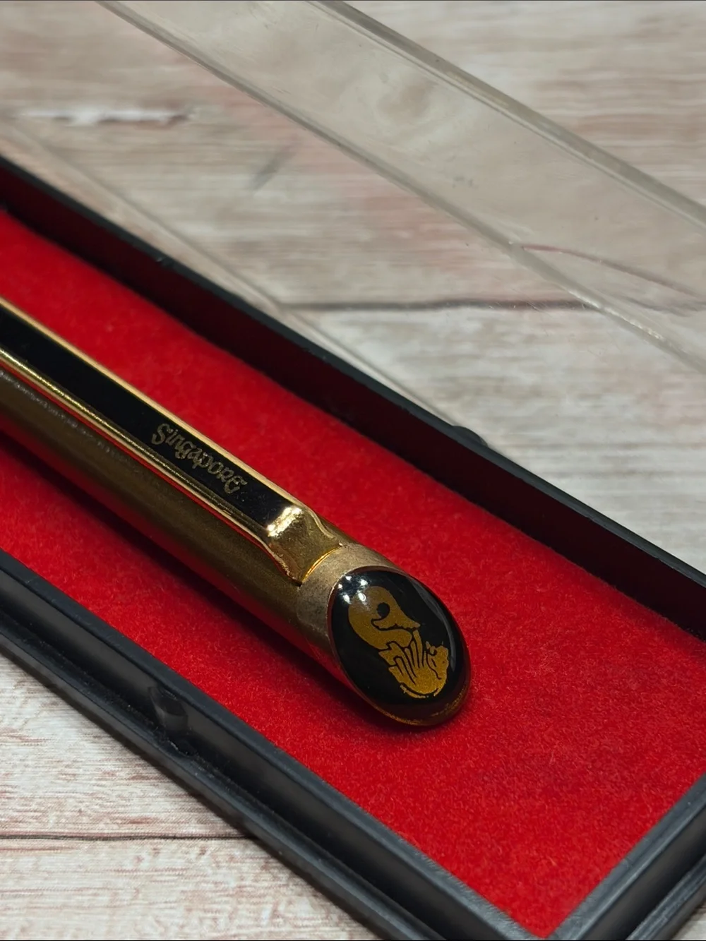 vintage Singapore Commemorative ballpoint pen with detailed Merlion accent